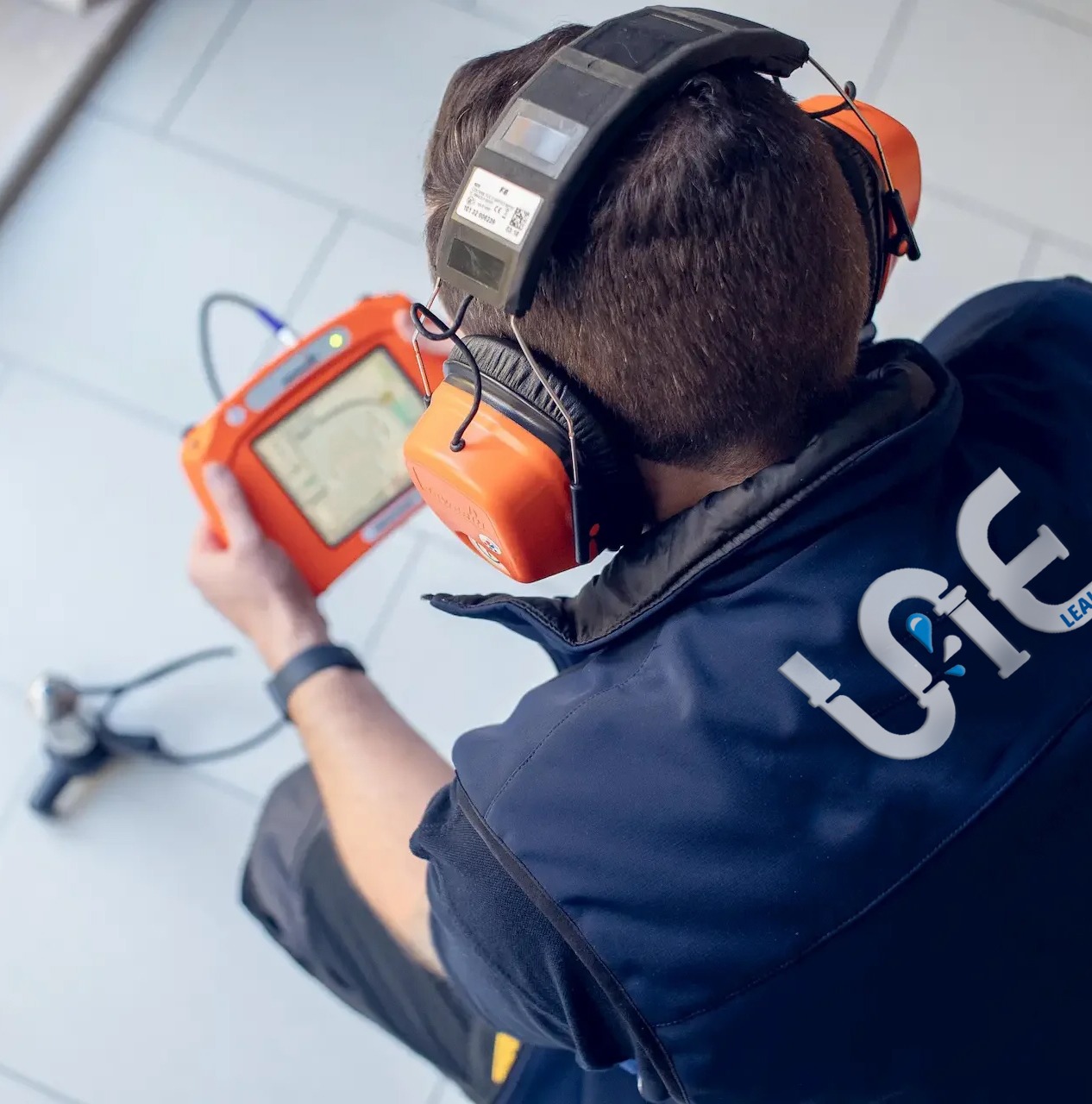 Professional tech from leak uae checking with professional